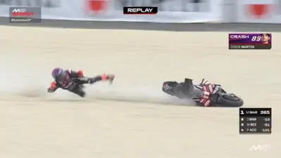 MotoGP, brutto incidente per Jorge Martin nella Sprint di Phillip Island, portato via in barella - IN AGGIORNAMENTO [VIDEO]