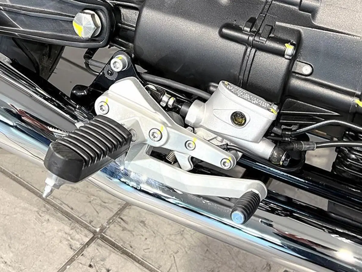 Moto Guzzi V7 Special (2021 - 24) (4)