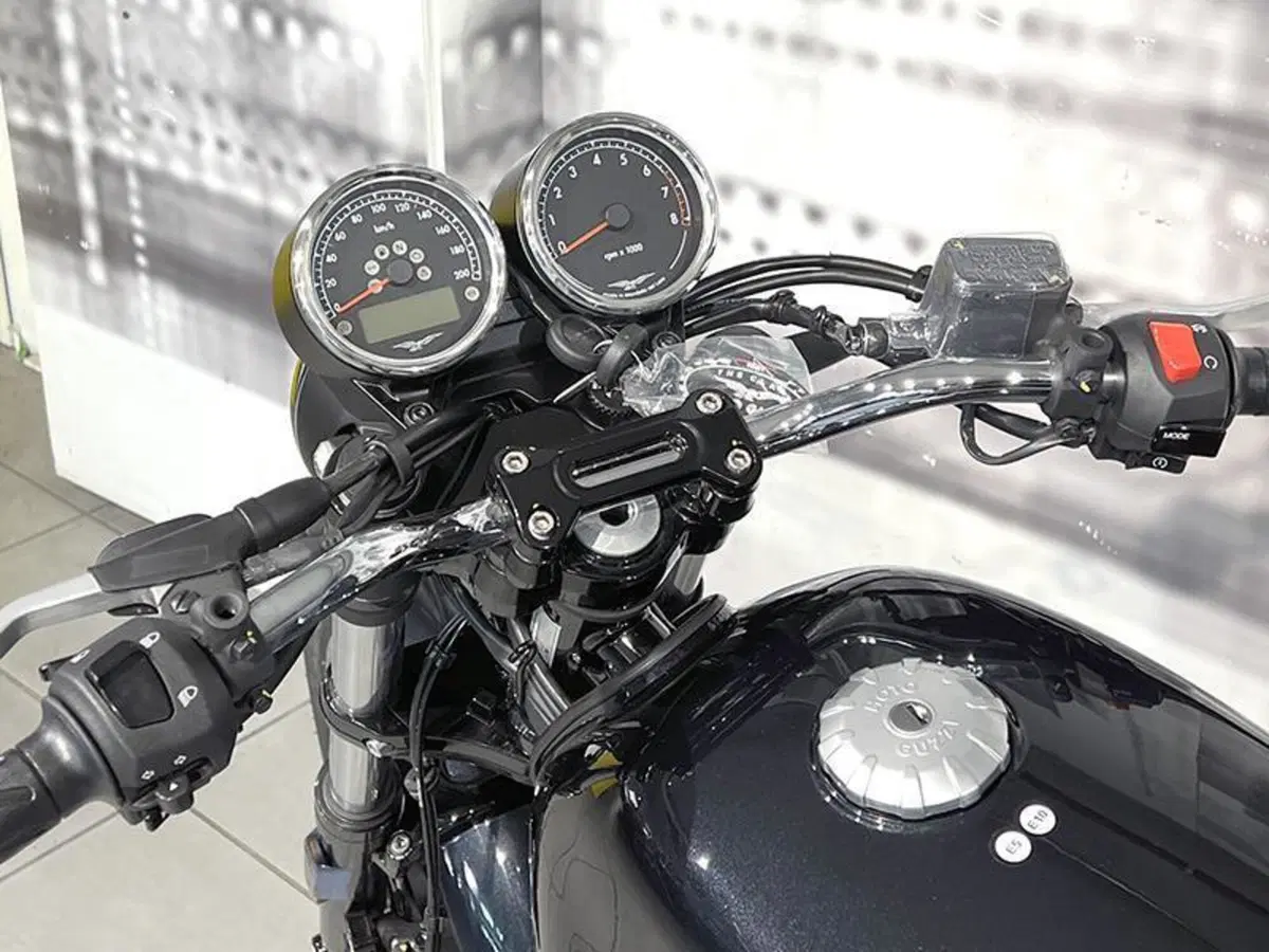 Moto Guzzi V7 Special (2021 - 24) (6)