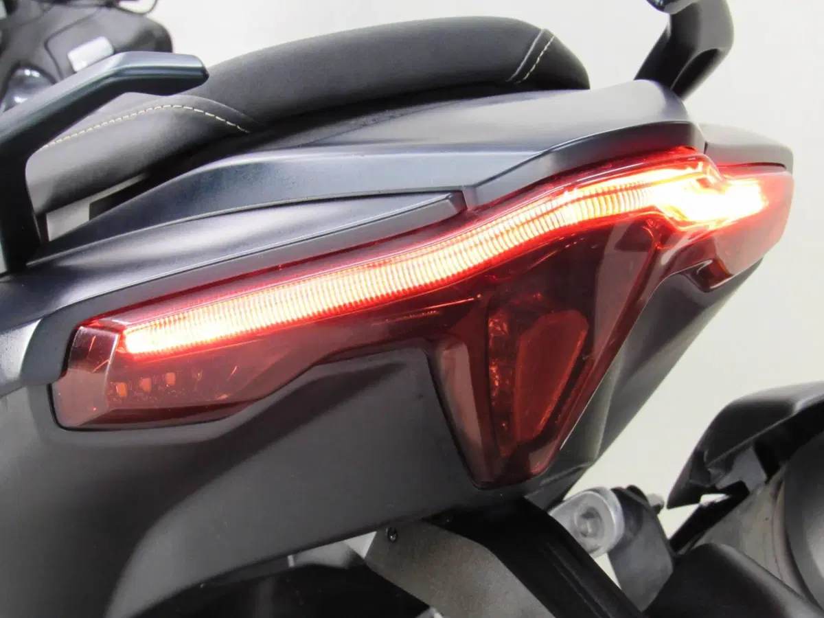Yamaha T-Max 560 Tech Max (2022 - 24) (12)