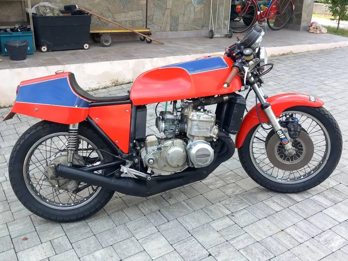 Suzuki 750 gt (2)