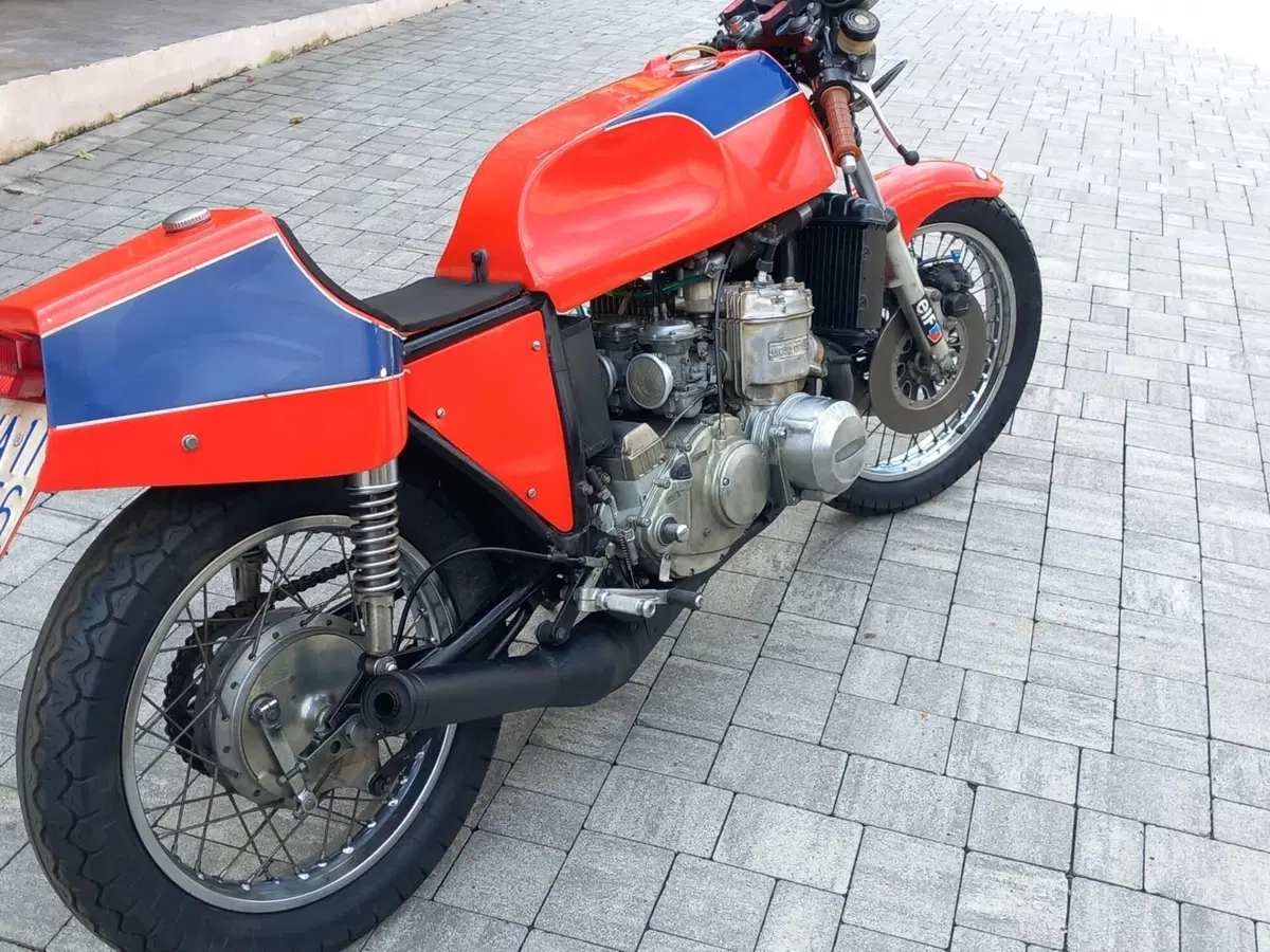 Suzuki 750 gt (3)