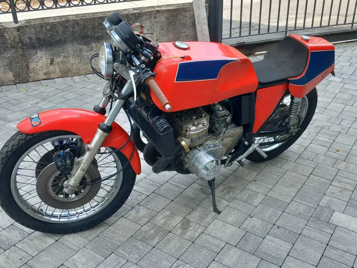 Suzuki 750 gt (4)