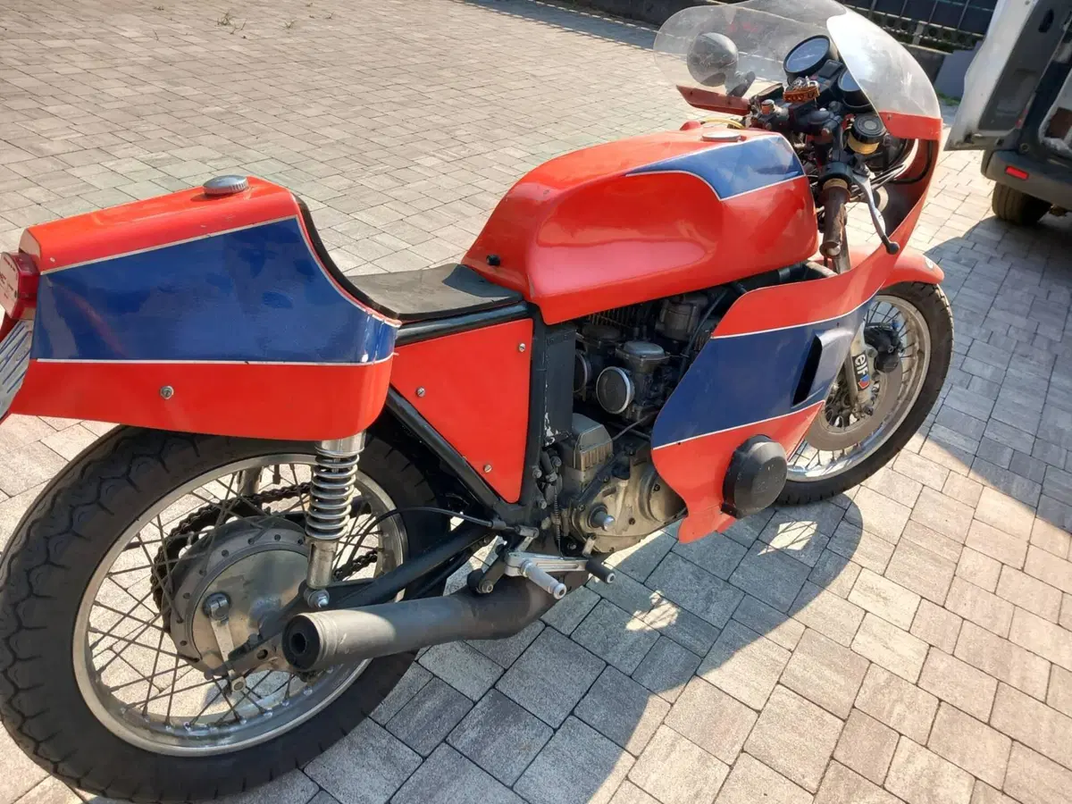Suzuki 750 gt (5)