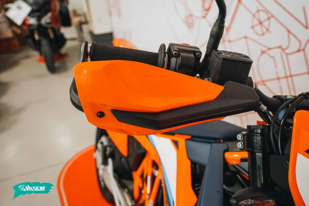 KTM 690 SMC R (2023 - 25) (10)