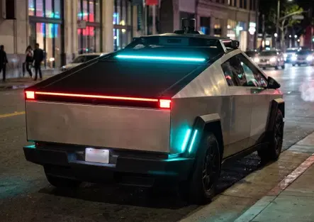Luci ciano sulle auto a guida autonoma: la nuova proposta americana per riconoscere i robotaxi