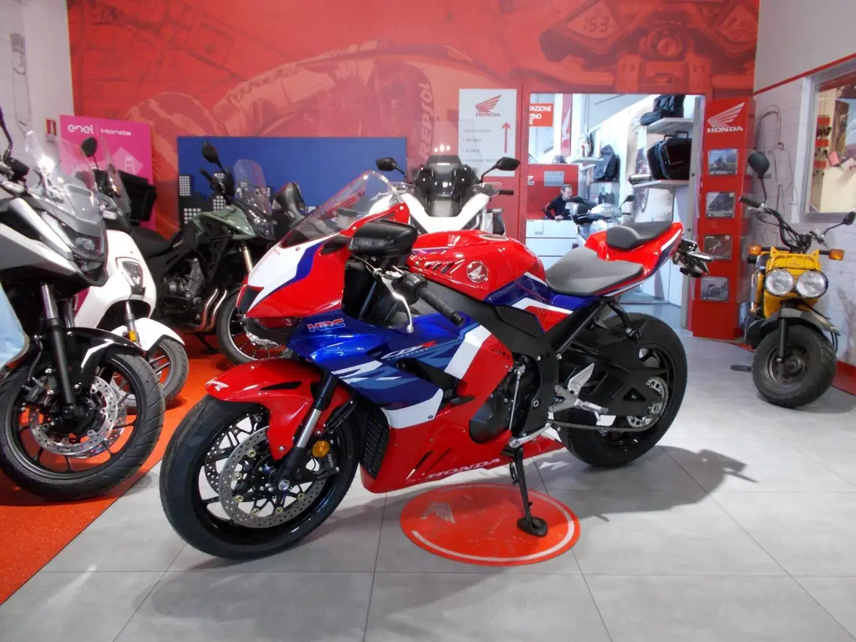 Honda CBR 1000 RR-R Fireblade (2022 - 23) (2)