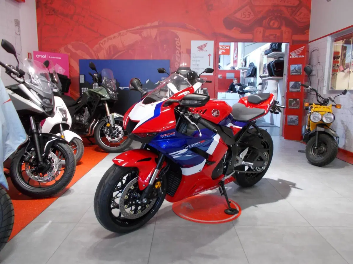 Honda CBR 1000 RR-R Fireblade (2022 - 23) (3)