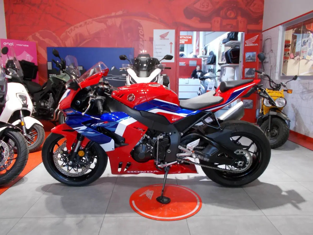 Honda CBR 1000 RR-R Fireblade (2022 - 23) (4)