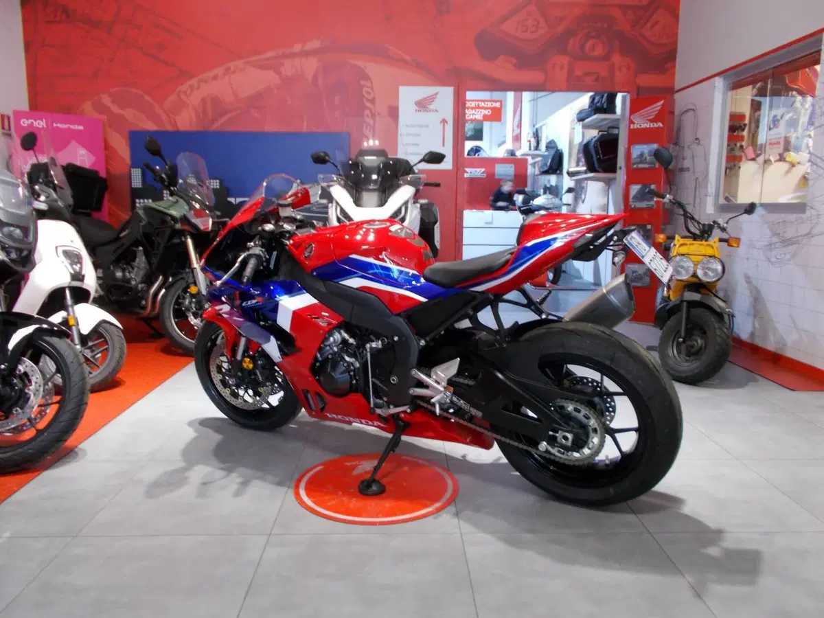 Honda CBR 1000 RR-R Fireblade (2022 - 23) (6)