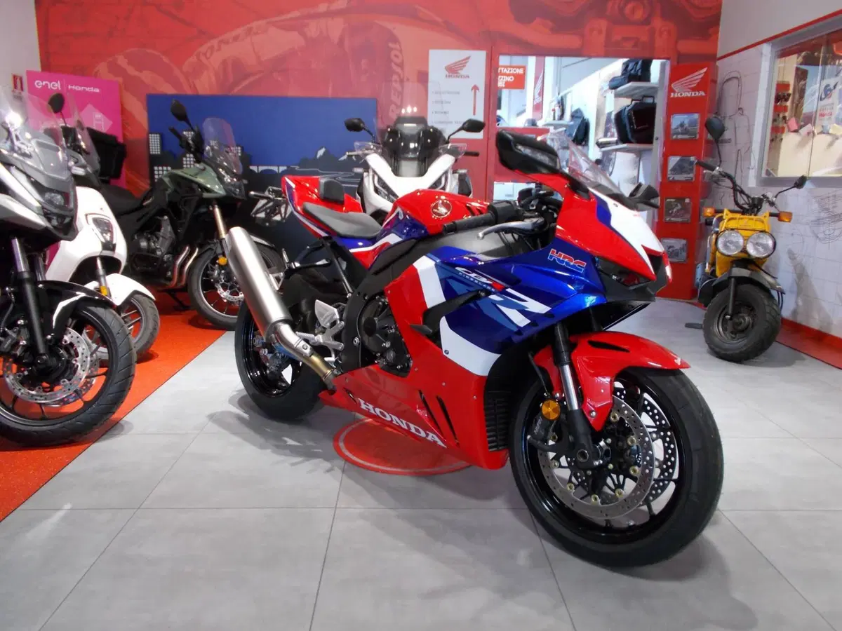 Honda CBR 1000 RR-R Fireblade (2022 - 23) (8)
