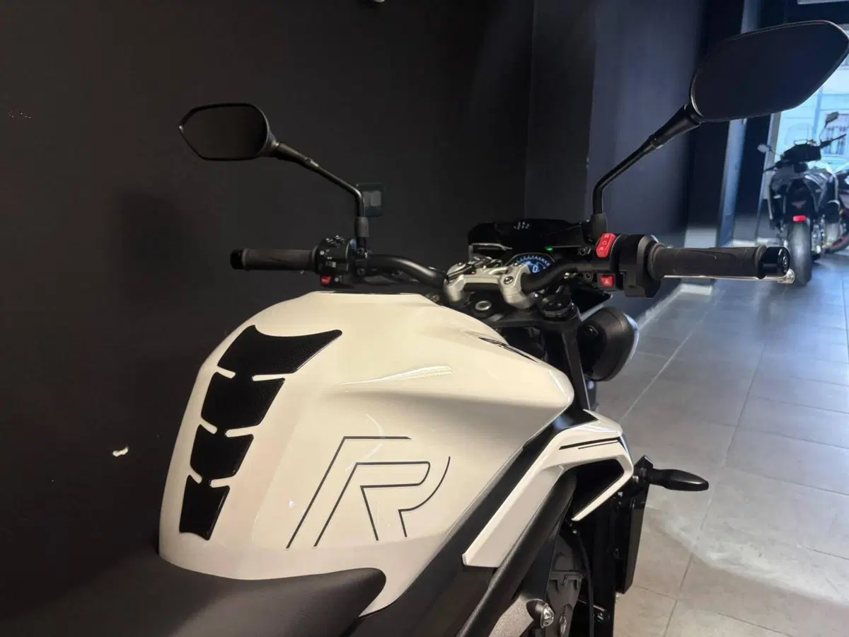 Triumph Street Triple 765 R (2023 - 26) (4)