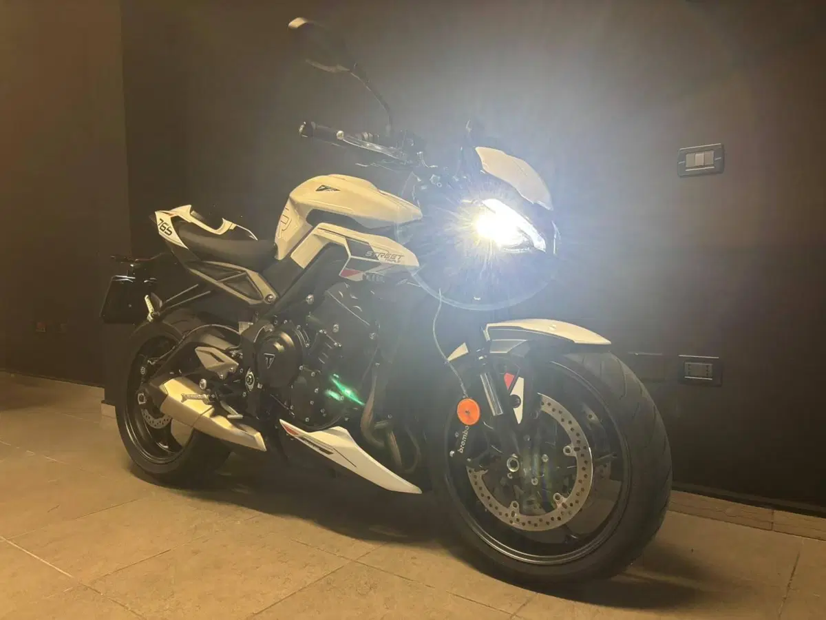 Triumph Street Triple 765 R (2023 - 26) (7)