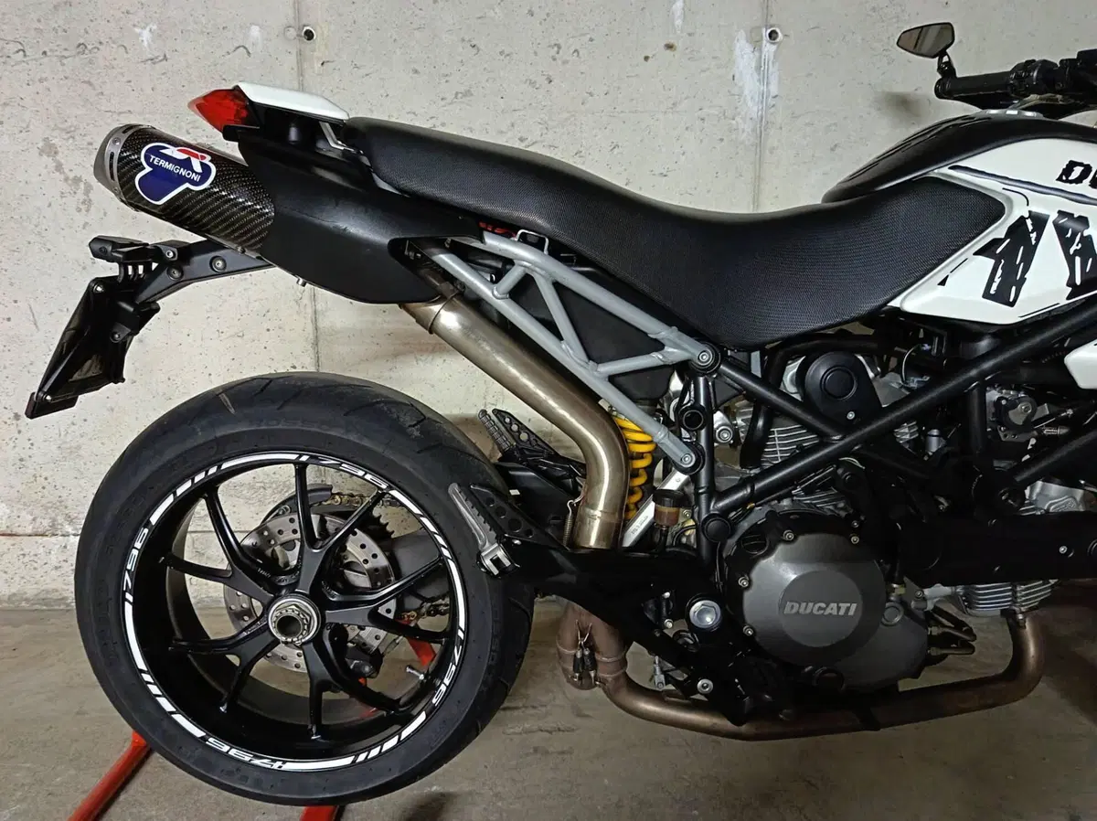 Ducati Hypermotard 796 (2012) (4)