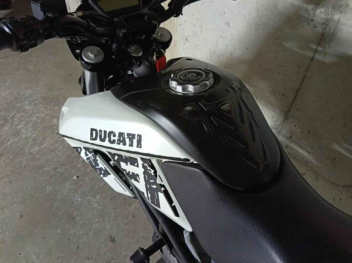 Ducati Hypermotard 796 (2012) (12)