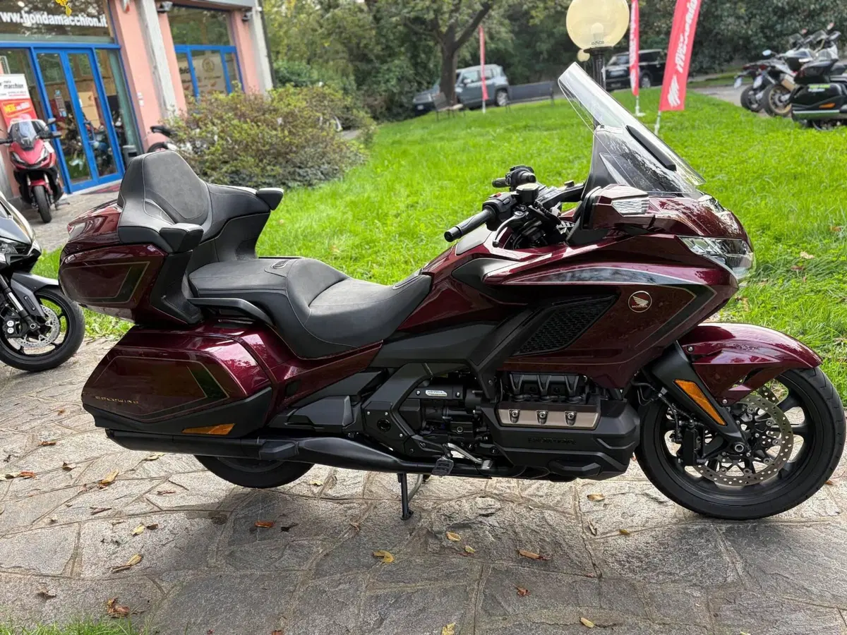 Honda GL 1800 Gold Wing Tour 50° Anniversario (2025 - 26) (4)