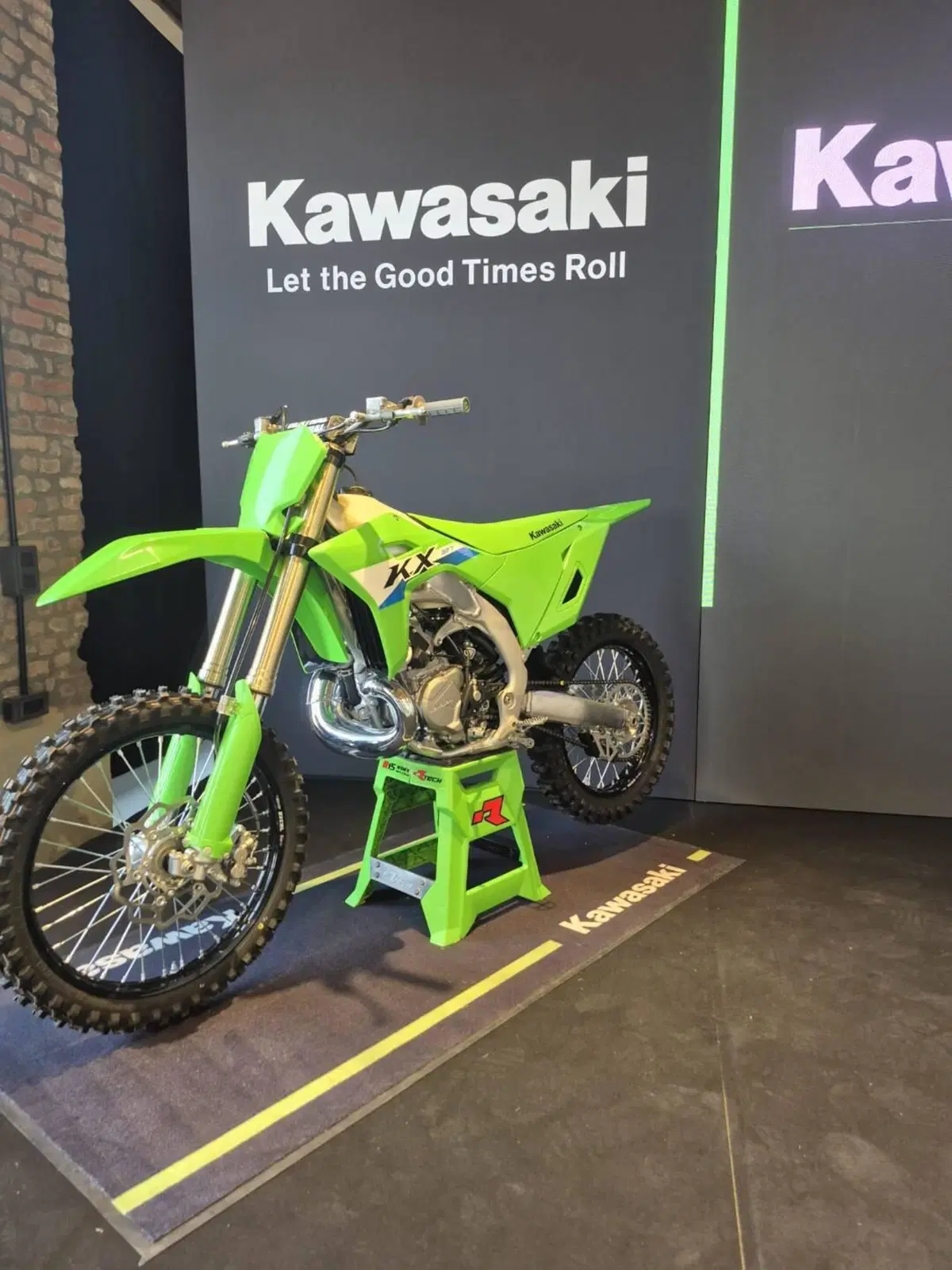 Kawasaki KX327 (2027)