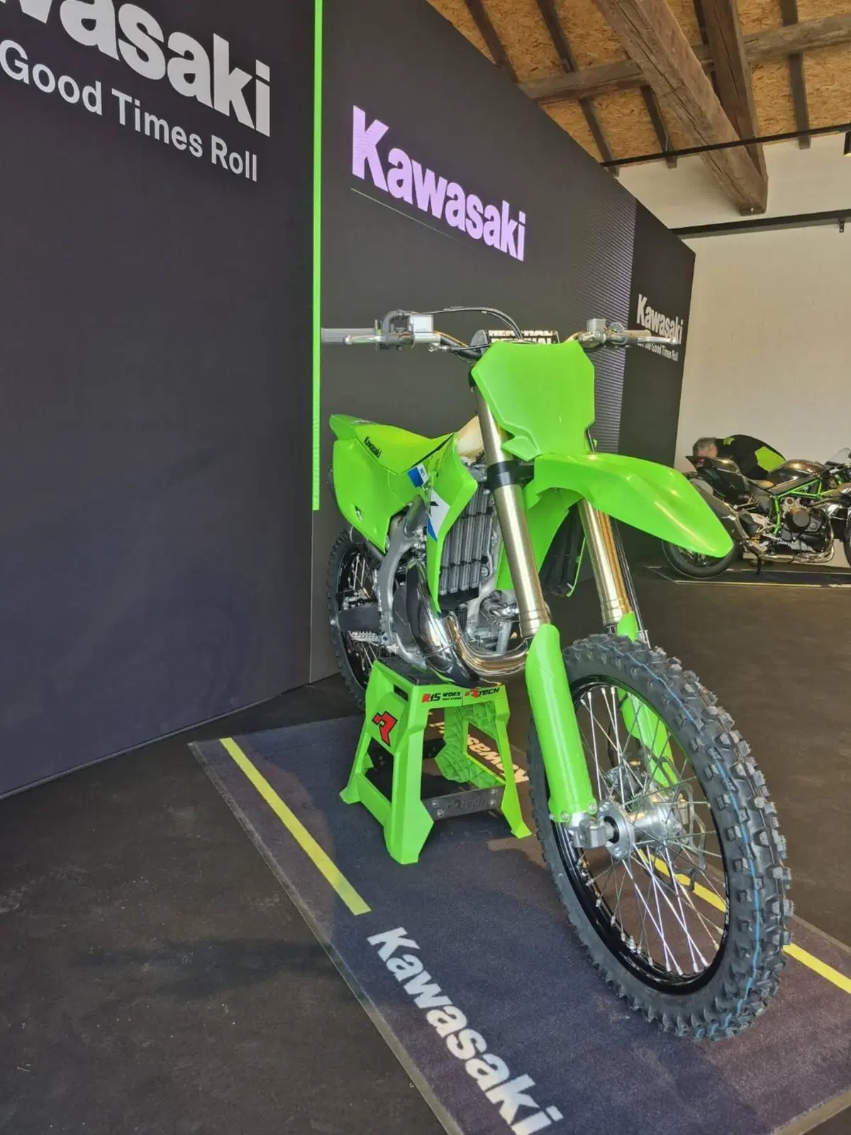 Kawasaki KX327 (2027) (2)