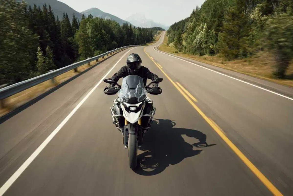 Nuova Triumph Tiger 1200 2027: addio 21 pollici, benvenuto radar. Come cambia la globe-trotter inglese [VIDEO e GALLERY] (12)