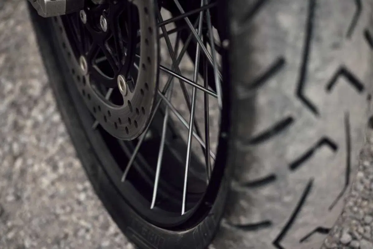 Nuova Triumph Tiger 1200 2027: addio 21 pollici, benvenuto radar. Come cambia la globe-trotter inglese [VIDEO e GALLERY]
