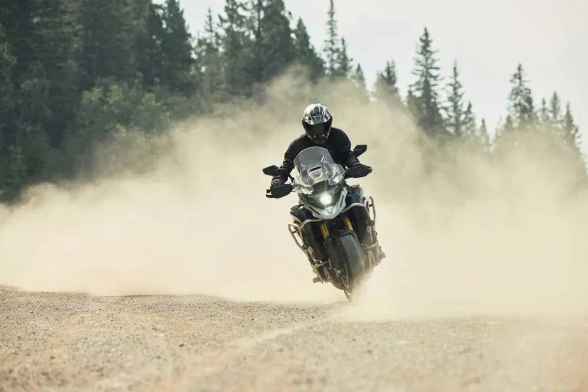 Nuova Triumph Tiger 1200 2027: addio 21 pollici, benvenuto radar. Come cambia la globe-trotter inglese [VIDEO e GALLERY] (8)