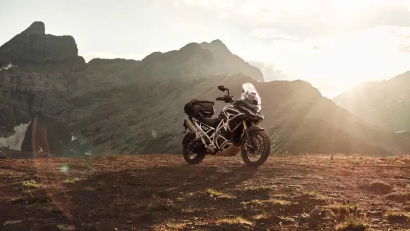 Nuova Triumph Tiger 1200 2027: ecco come cambia la globe-trotter inglese [VIDEO e GALLERY]