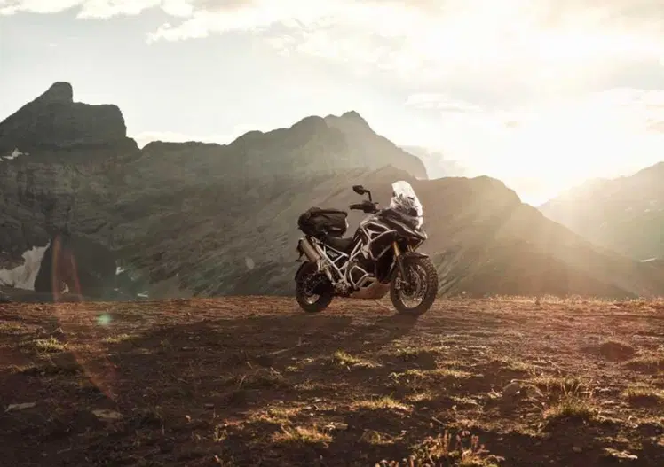 Nuova Triumph Tiger 1200 2027: ecco come cambia la globe-trotter inglese [VIDEO e GALLERY]