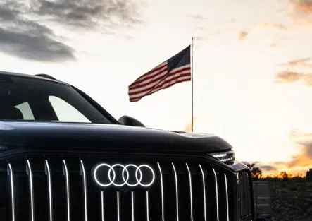 Audi costruirà la sua prima fabbrica negli USA: l’annuncio sul palco con Trump e la Germania che trattiene il fiato