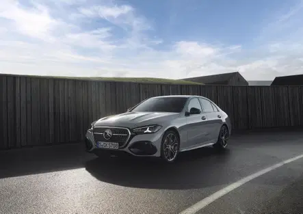 Nuova Mercedes Classe C 2026, motori benzina e diesel più evoluti: arriva l’ibrido a 48 Volt