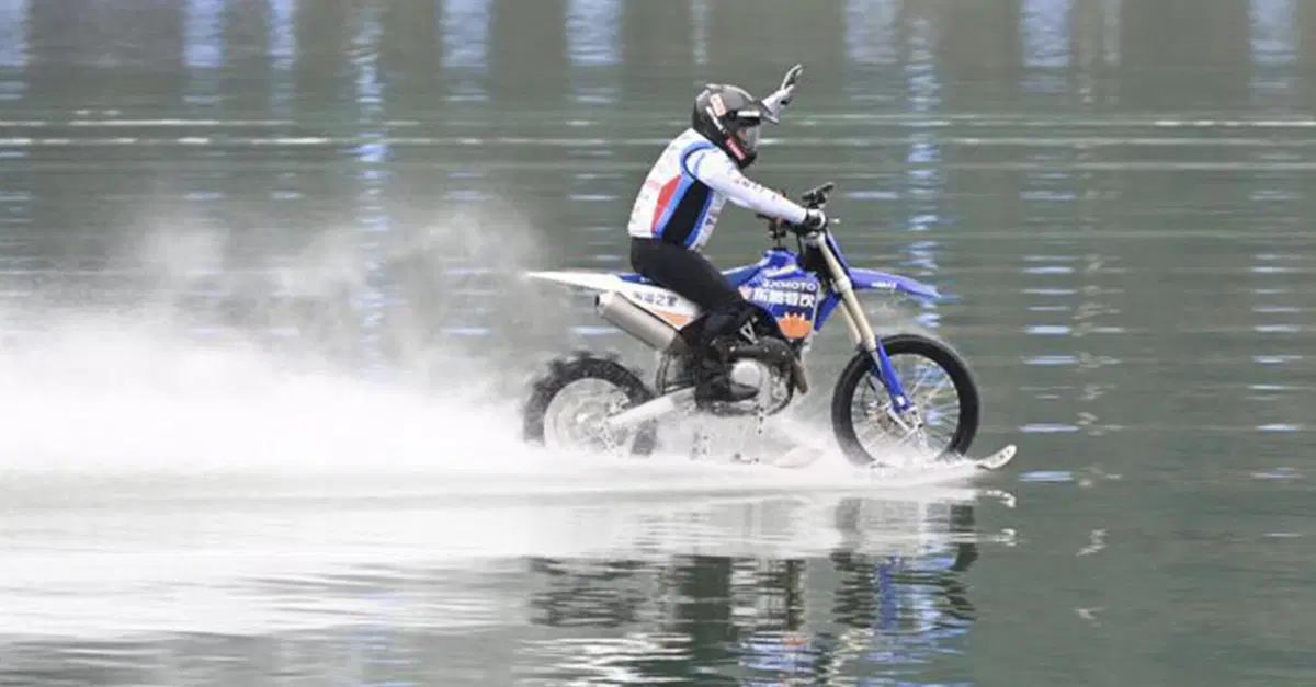 Zhang Xue: record mondiale di 40 km sull'acqua con la moto ZXMOTO MX450