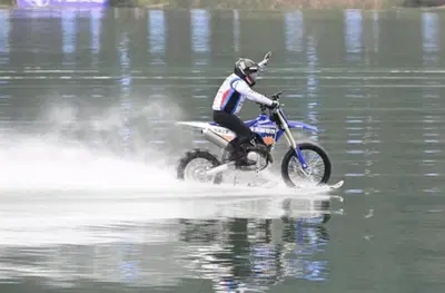 Zhang Xue: record mondiale di 40 km sull'acqua con la moto ZXMOTO MX450