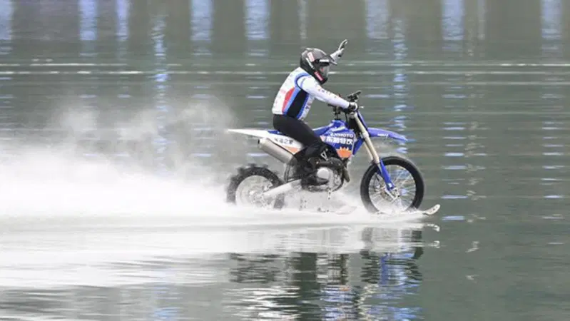 Zhang Xue: record mondiale di 40 km sull'acqua con la moto ZXMOTO MX450