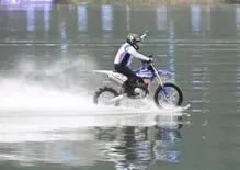Zhang Xue: record mondiale di 40 km sull'acqua con la moto ZXMOTO MX450