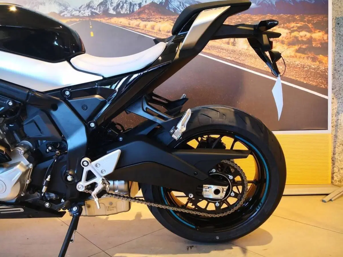 CFMOTO 675SR-R (2025 - 26) (9)