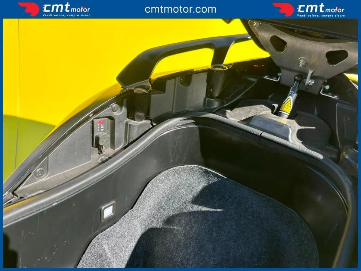 Yamaha T-Max 560 Tech Max (2022 - 24) (14)
