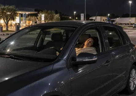 Nuovo Codice della Strada, si può dormire in macchina? Ecco quando si rischiano fino a 444 euro di multa