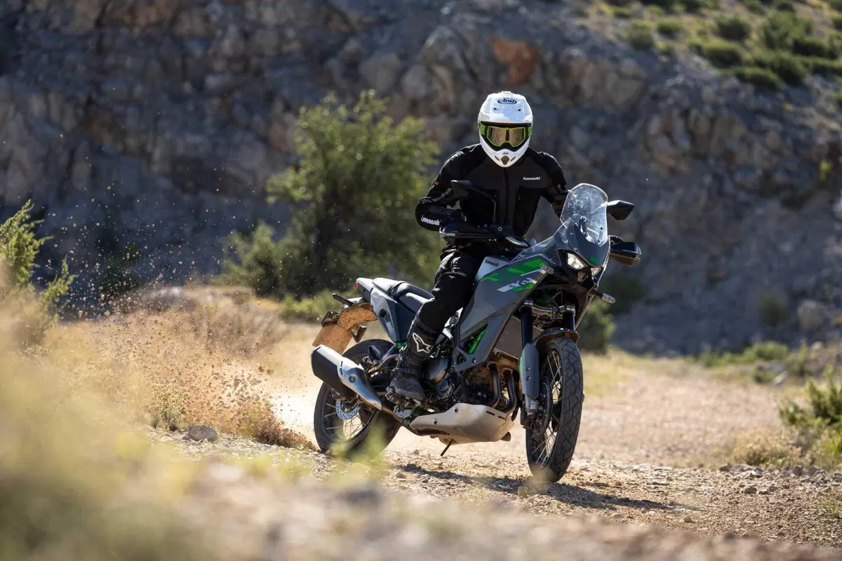 Nuova Kawasaki KLE 650: 21 pollici, 70 CV e un prezzo che sorprende [GALLERY] (2)