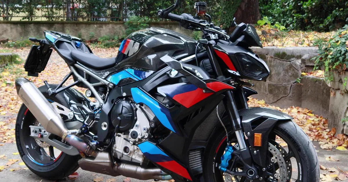 BMW M 1000 R: 210 CV e 199 kg, la videoscheda tecnica completa [VIDEO]