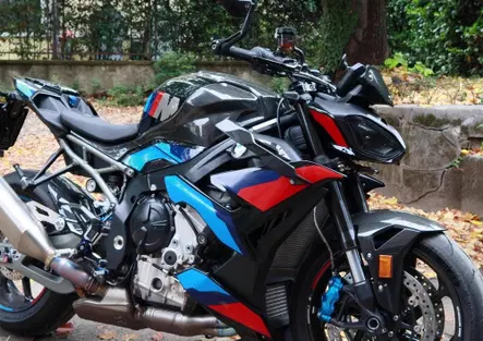 BMW M 1000 R: 210 CV e 199 kg, la videoscheda tecnica completa [VIDEO]