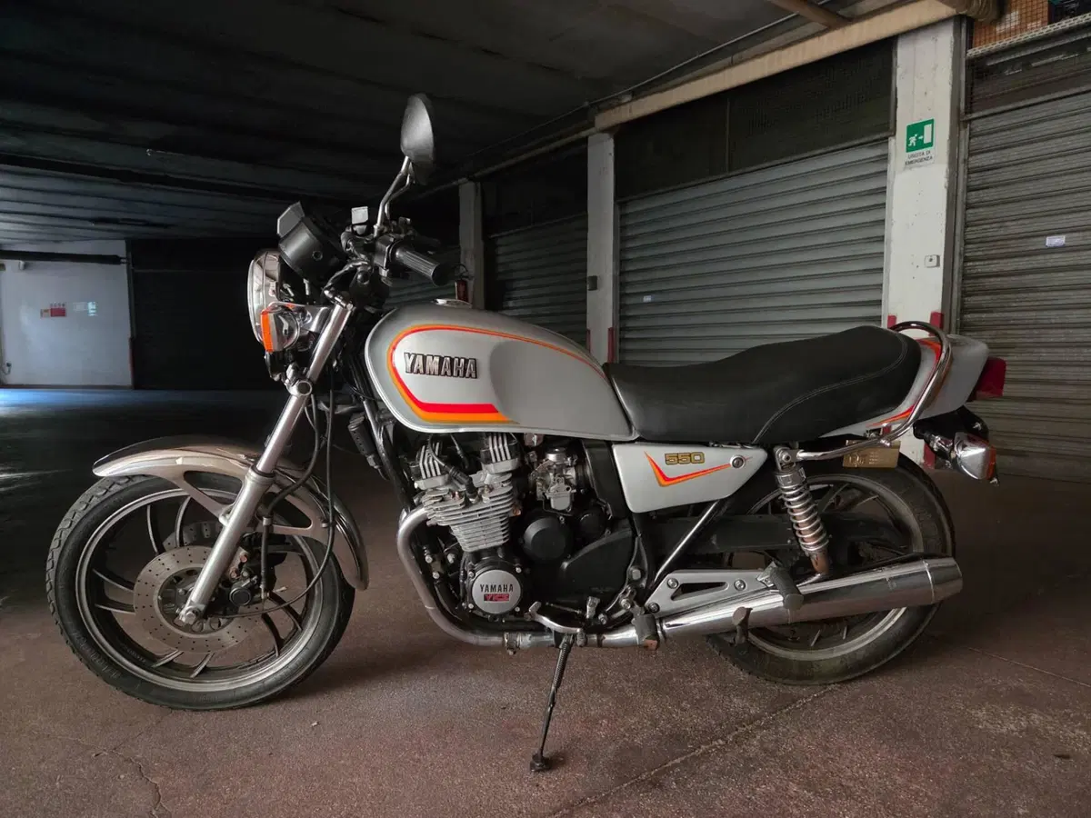 Yamaha XJ 550