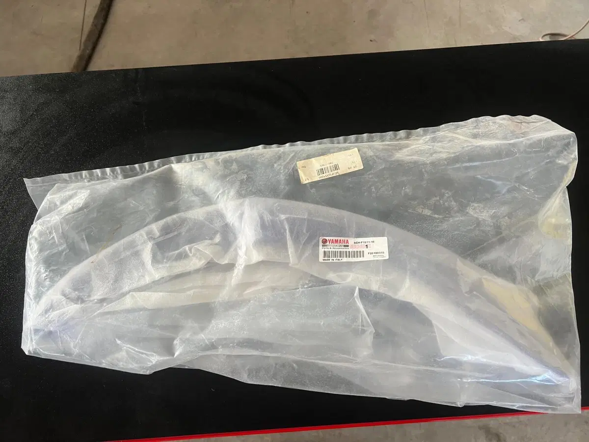 Parafango Anteriore Blu Originale Yamaha TT 600 R (2)