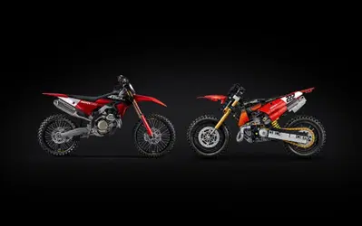 Ducati lancia la Desmo450 MX Factory versione... LEGO® Technic™!