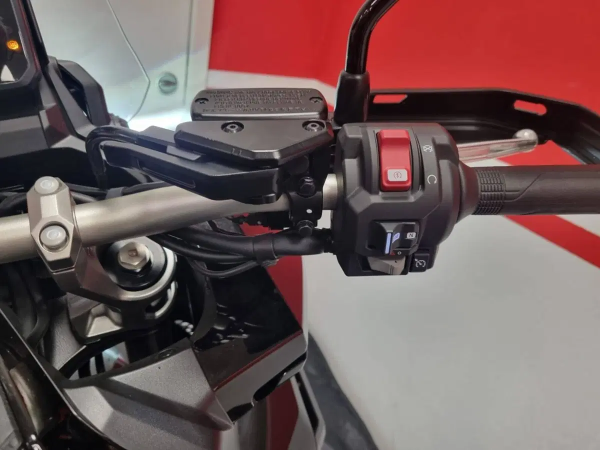 Honda X-ADV 750 Special Edition Travel (2026) (4)
