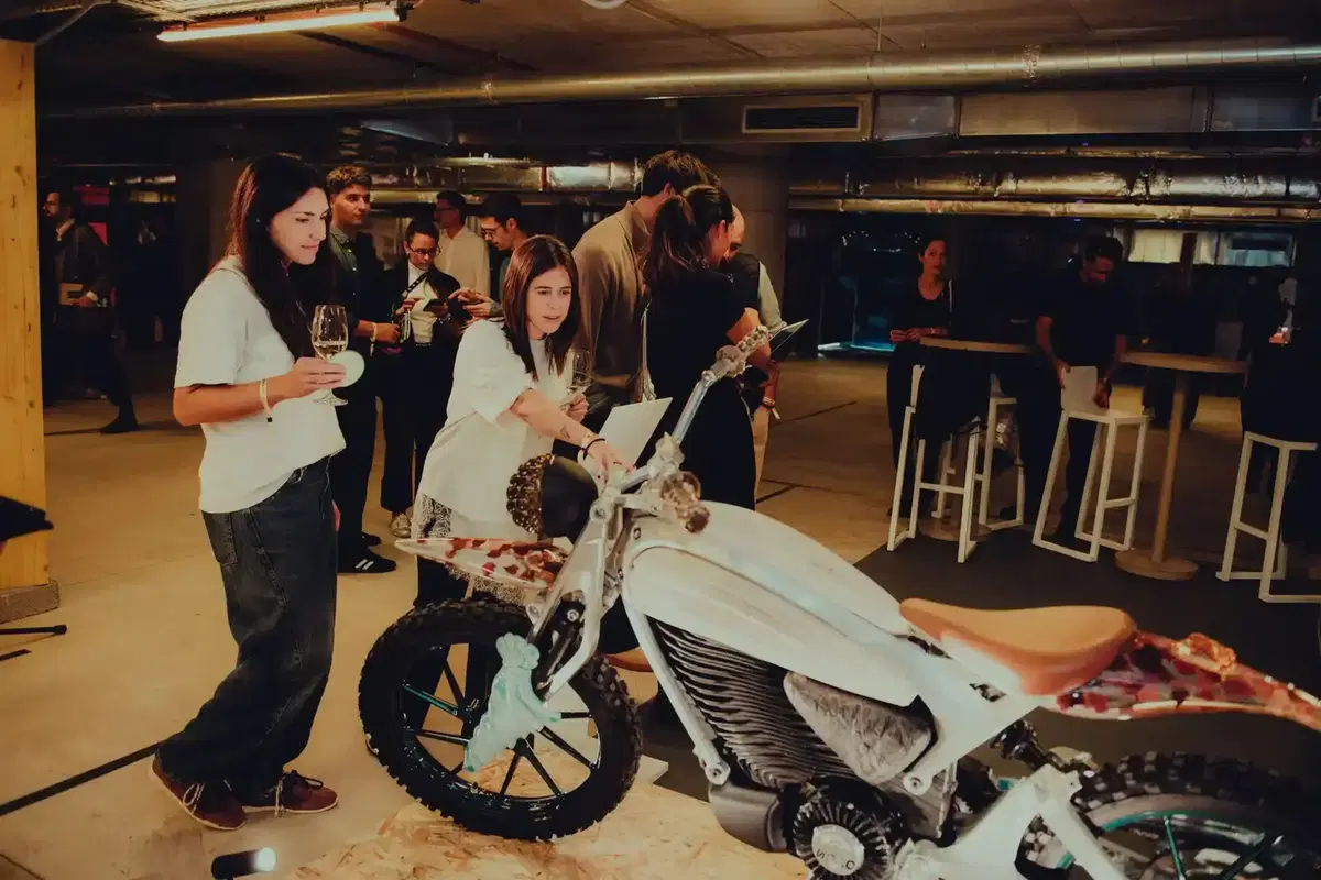 L'arte incontra la mobilità: Royal Enfield Motototem, una scultura su base Flying Flea C6 (3)