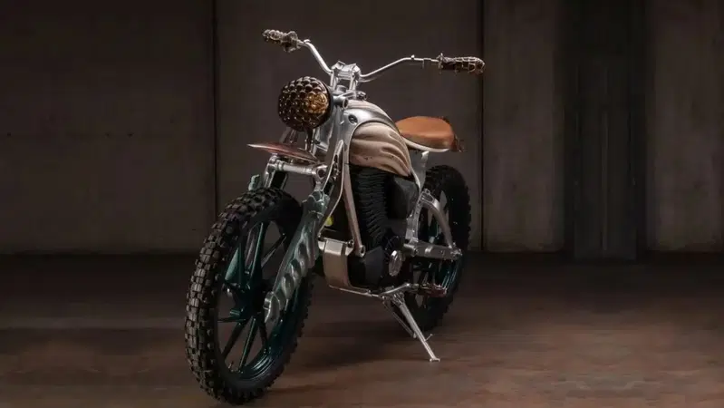 L'arte incontra la mobilità: Royal Enfield Motototem, una scultura su base Flying Flea C6