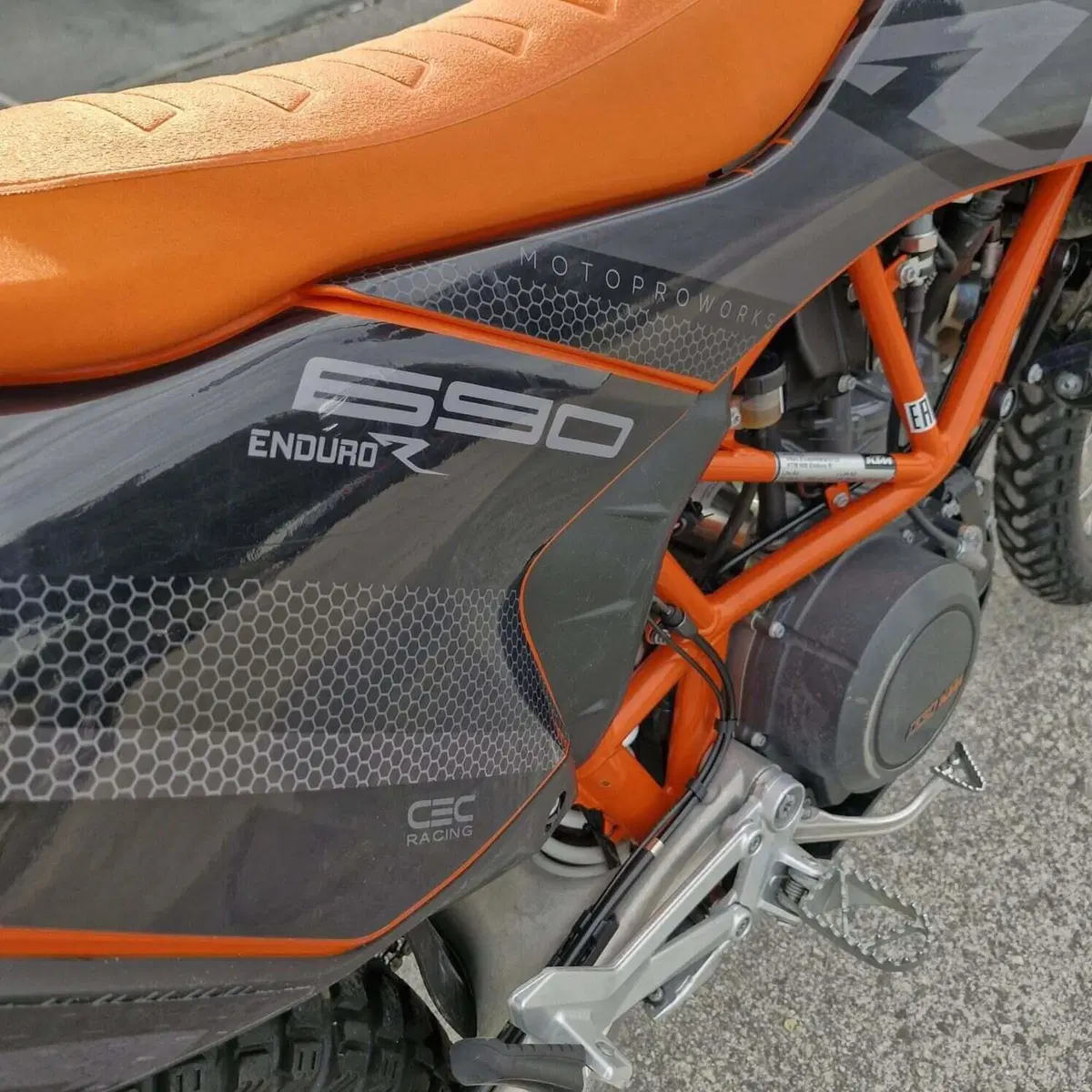 KTM 690 Enduro R (2022 - 25) (8)