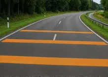Le strisce anti-velocità sulla strada per rallentare le moto: un fallimento in Germania