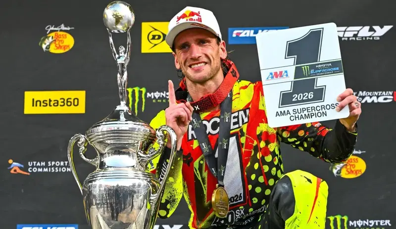 Ken Roczen con la tabella numero 1 sul podio di Salt Lake City. Dopo 13 anni di classe regina il tedesco ha vinto il titolo