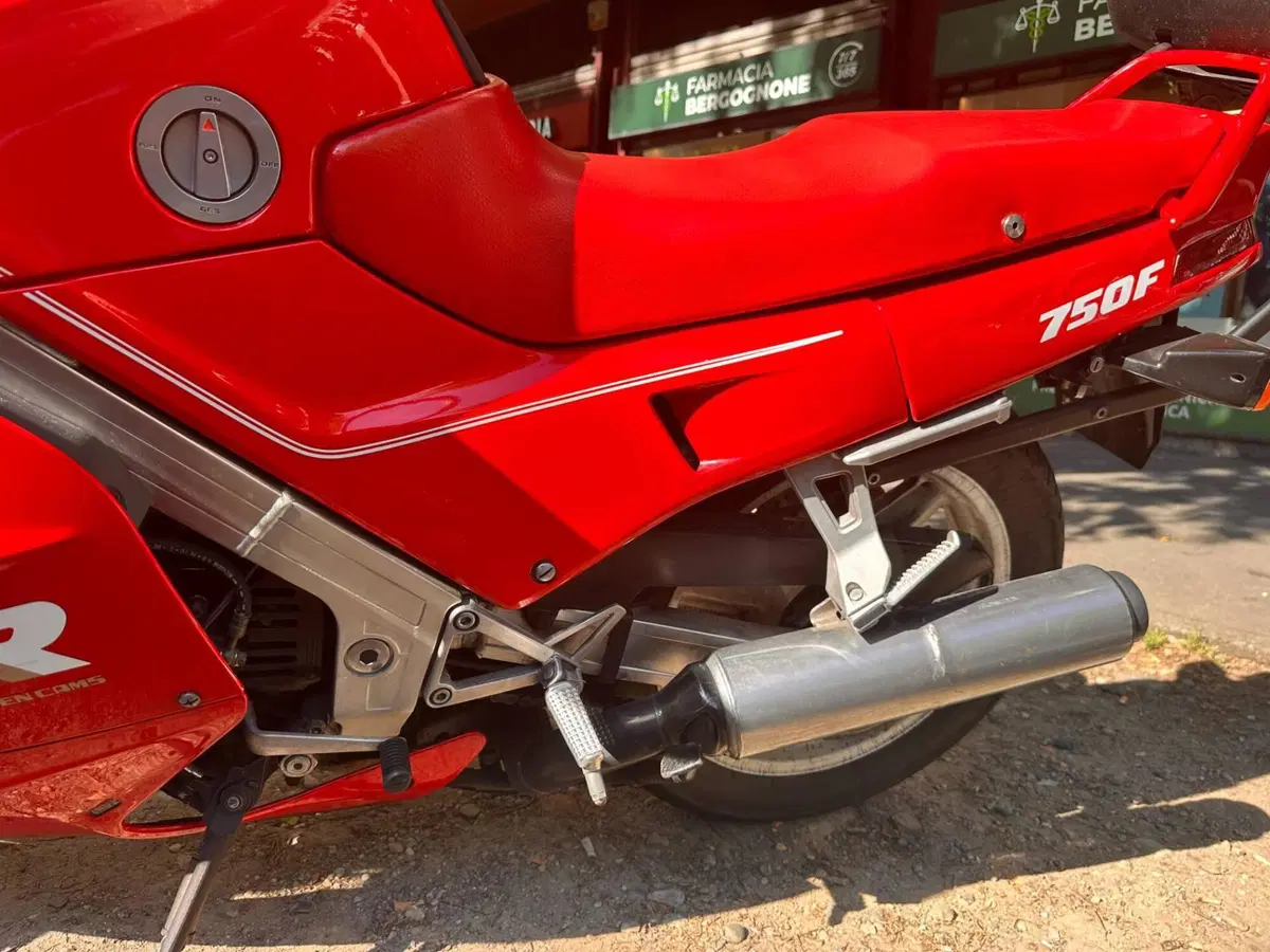 Honda VFR 750 F (3)
