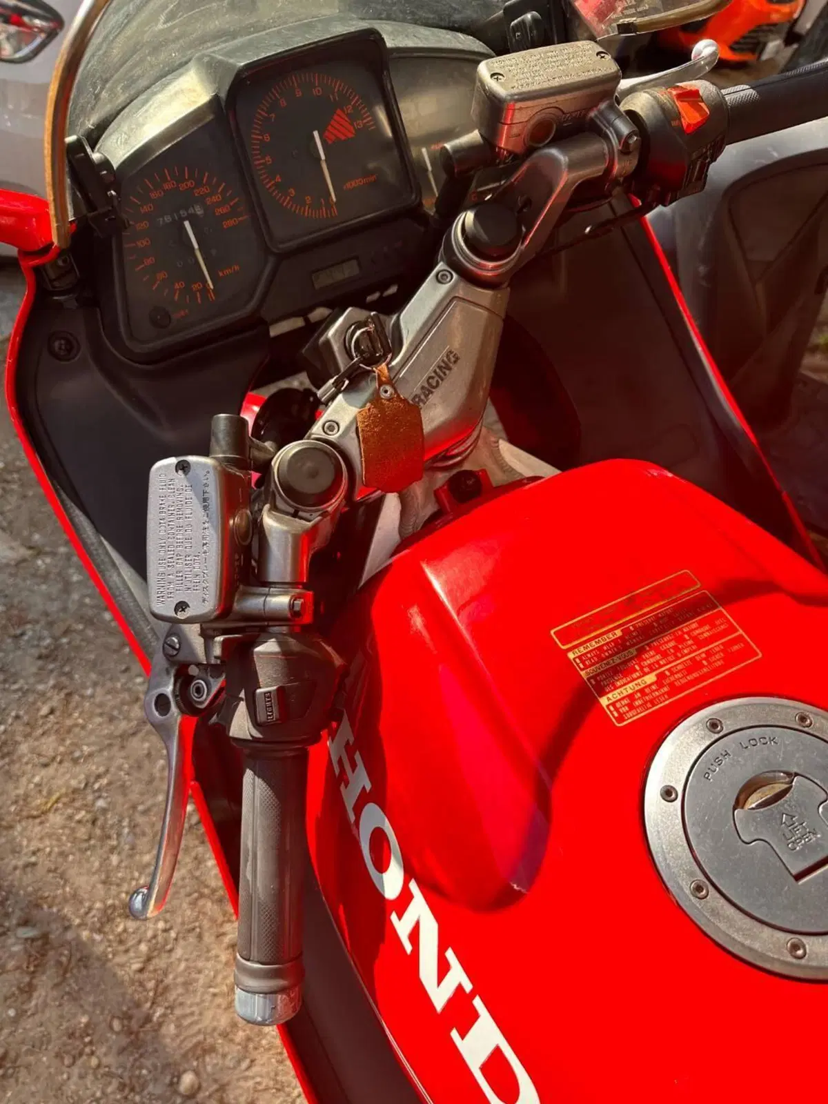 Honda VFR 750 F (4)